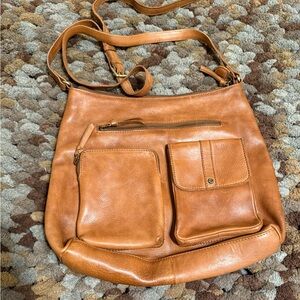 Stylish leather shoulder bag.